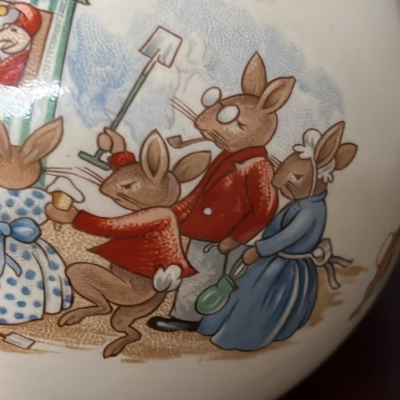 Royal Doulton Bunnykins Bank with Puppet Show & Bunny Rabbit Audience - Picture 3 of 12